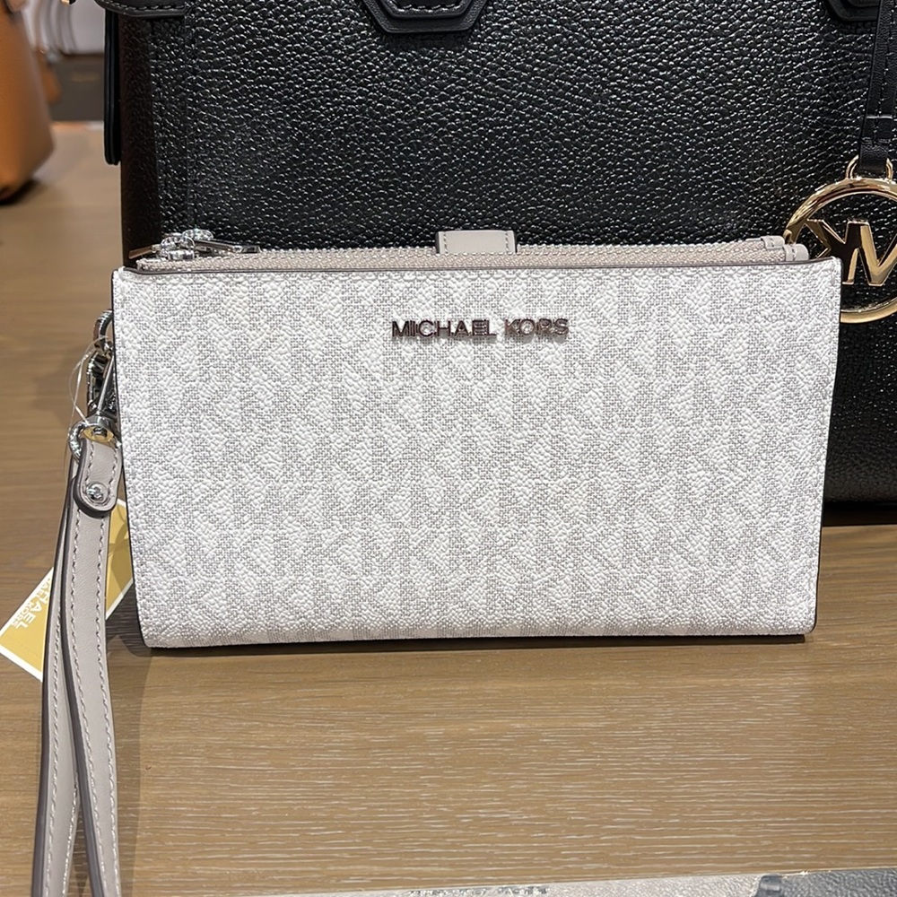 MICHAEL KORS LARGE DOUBLE ZIP WRISTLET 
Bright White - Picture 13 of 16